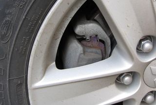 Тормозные колодки NiBK со стикером в суппорте автомобиля Тормозные колодки NiBK со стикером в суппорте автомобиля